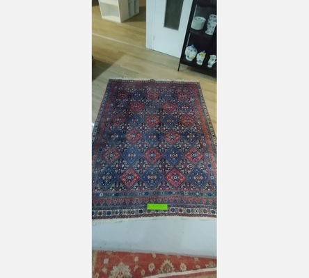 (1) Grand tapis oriental teintes rouge et bleue. 172/223 cm