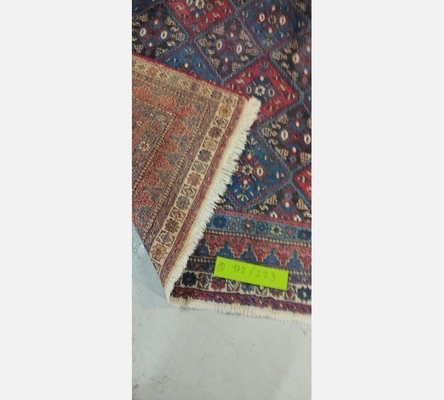 (1) Grand tapis oriental teintes rouge et bleue. 172/223 cm