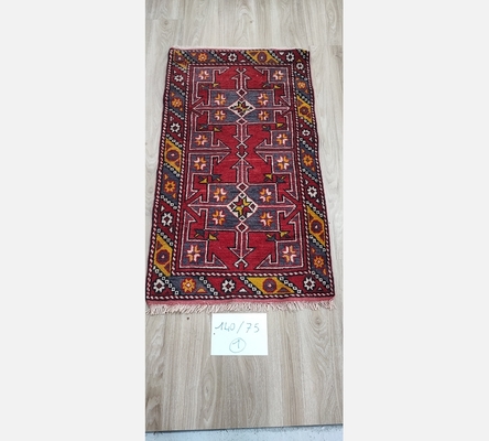 (1) Tapis oriental teinte rouge. 140/75 cm