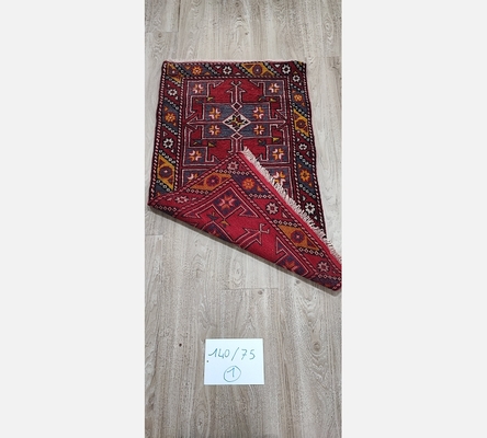 (1) Tapis oriental teinte rouge. 140/75 cm