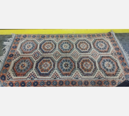 (10) Tapis oriental teinte orange et crème. 130/75 cm