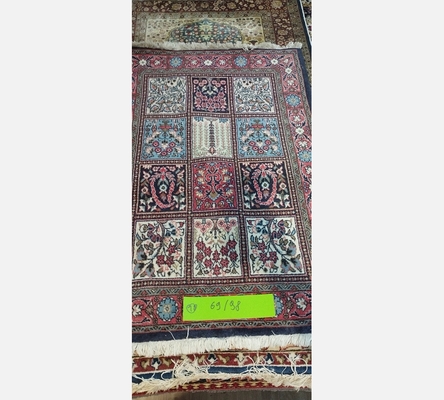 (10) Tapis oriental teintes rouge et bleu. 69/98 cm.
