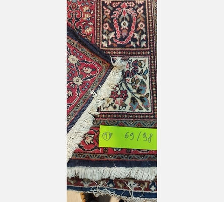 (10) Tapis oriental teintes rouge et bleu. 69/98 cm.