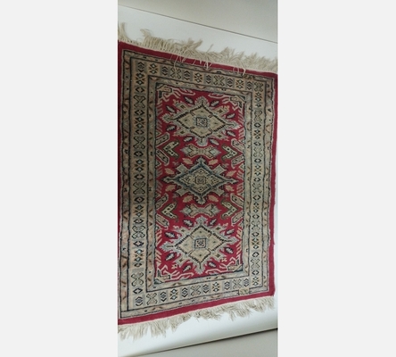 (11) Tapis oriental teinte rouge et crème. 95/65 cm