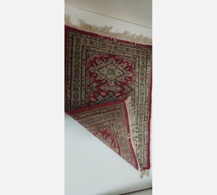 (11) Tapis oriental teinte rouge et crème. 95/65 cm