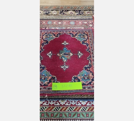 (11) Tapis oriental teintes rouge 55/65 cm.