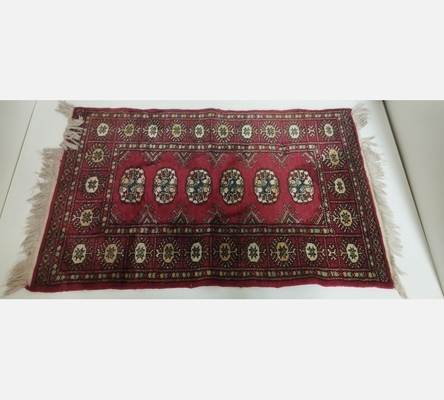 (13) Tapis oriental teinte rouge et bordeaux. 95/63 cm