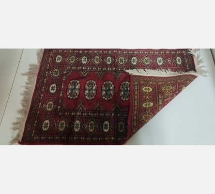 (13) Tapis oriental teinte rouge et bordeaux. 95/63 cm