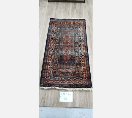 (2) Tapis oriental teintes noir rouge. 175/90 cm. 1 coupure