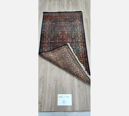 (2) Tapis oriental teintes noir rouge. 175/90 cm. 1 coupure