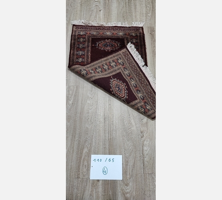 (4) Tapis oriental teintes bordeaux rouge. 110/65 cm