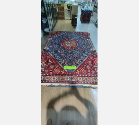 (4) Tapis oriental teintes rouge et bleu. 150/210 cm.