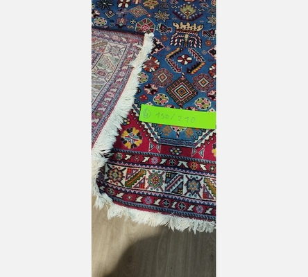 (4) Tapis oriental teintes rouge et bleu. 150/210 cm.