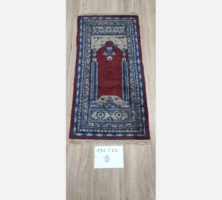 (5) Tapis oriental teinte bordeaux et bleu. 130/62 cm