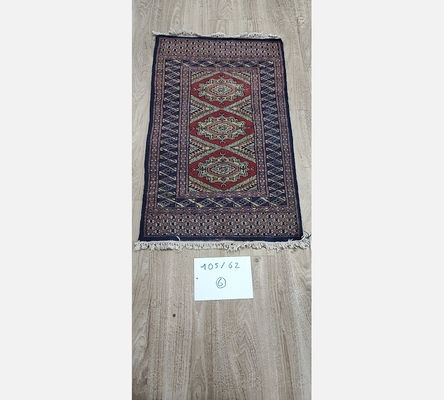 (6) Tapis oriental teinte bordeaux et bleu. 105/62 cm