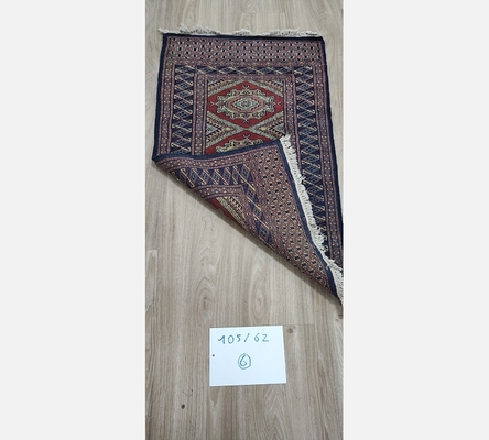 (6) Tapis oriental teinte bordeaux et bleu. 105/62 cm