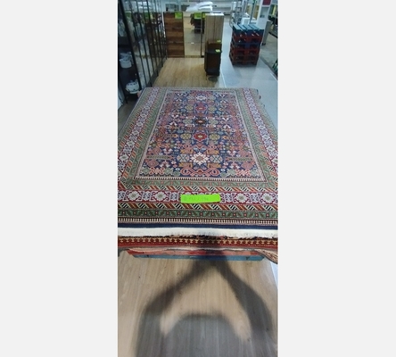 (6) Tapis oriental teintes rouge, vert et bleu. 132/190 cm.