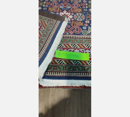 (6) Tapis oriental teintes rouge, vert et bleu. 132/190 cm.