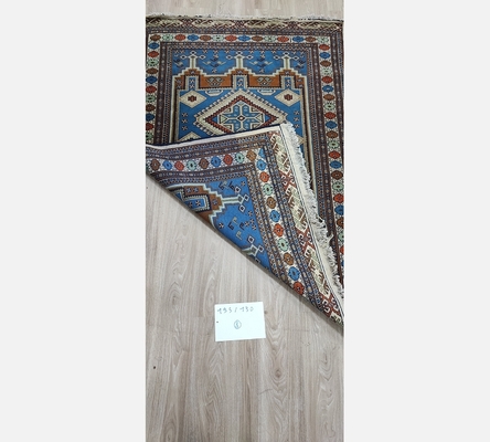 (8) Tapis oriental teinte bleu. 195/130 cm
