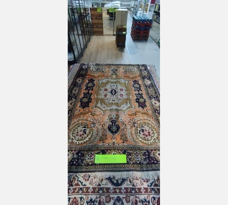 (8) Tapis oriental teintes orange et bleu. 104/152 cm.