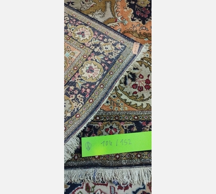 (8) Tapis oriental teintes orange et bleu. 104/152 cm.