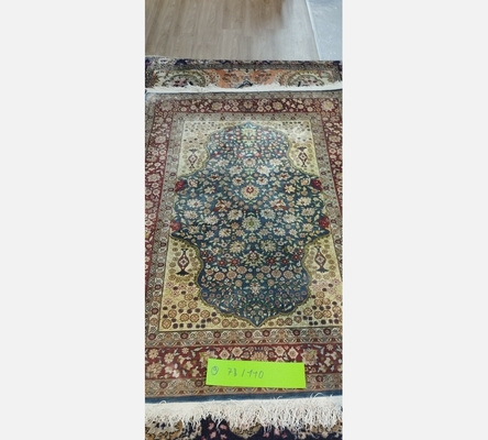 (9) Tapis oriental teintes beige, rouge et bleu. 78/110 cm.