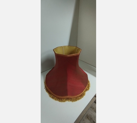 Abat-jour rouge à frange.