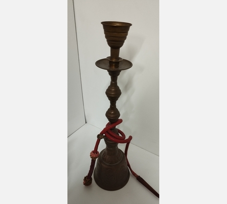 Ancien narguilé ou chicha en cuivre .