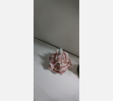 Ancienne figurine / statue en porcelaine, danseuse, décor dentelle, de Dresden