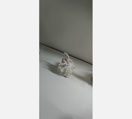 Ancienne figurine / statue en porcelaine, danseuse, décor dentelle, de Dresden
