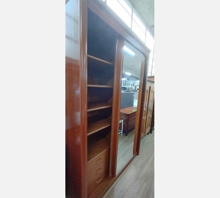 Armoire 2 portes coulissantes en merisier.