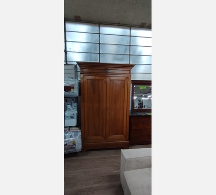Armoire 2 portes en noyer Louis Phillippe.