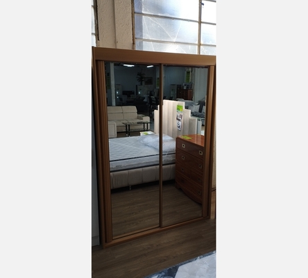 Armoire Célio teinte hêtre, 2 portes coulissantes avec miroirs.