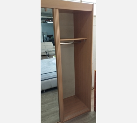 Armoire Célio teinte hêtre, 2 portes coulissantes avec miroirs.