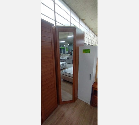 Armoire d'angle avec porte miroir.