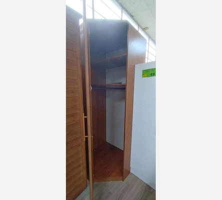 Armoire d'angle avec porte miroir.