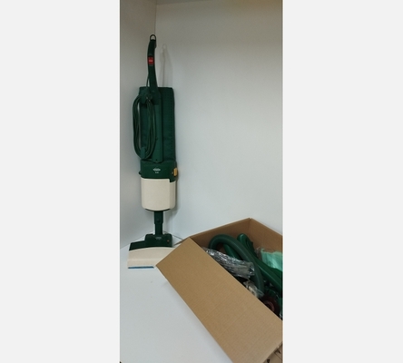 Aspirateur balai Worveck ET 340 avec nombreux accessoires.