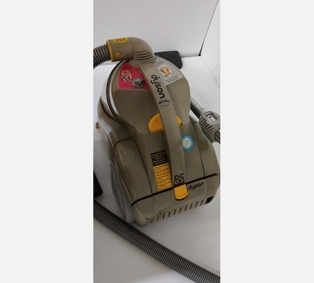 Aspirateur Dyson DC02. Ancien mais fonctionne toujours très bien !
