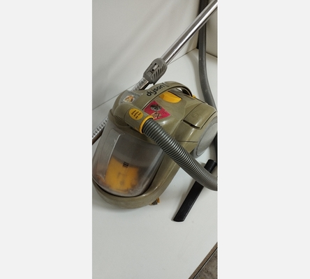 Aspirateur Dyson DC02. Ancien mais fonctionne toujours très bien !