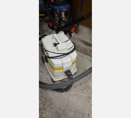 Aspirateur Karcher avec nombreux sacs.