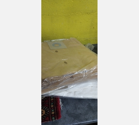 Aspirateur Karcher avec nombreux sacs.