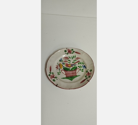 Assiette ancienne décorative.