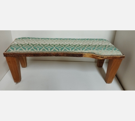 Banc en bois massif recouvert de tissu géométrique by Trina.