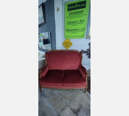 Banquette 2 places style Louis XVI en velours bordeaux.