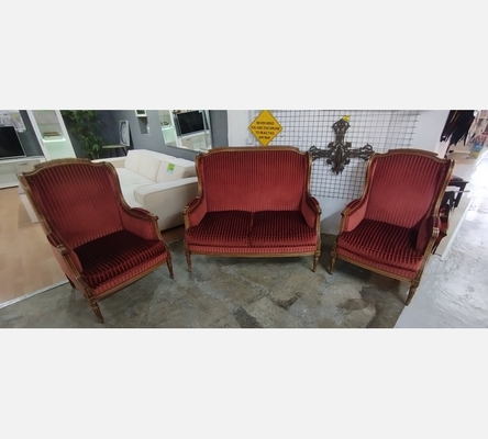 Banquette 2 places style Louis XVI en velours bordeaux.