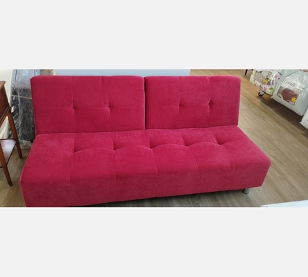 Banquette convertible en tissu rouge.