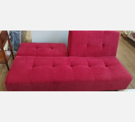 Banquette convertible en tissu rouge.