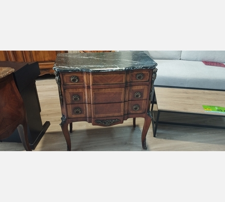 Belle commode de style transition, 3 tiroirs avec jolis ornements en bronze.
