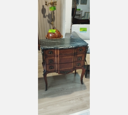 Belle commode de style transition, 3 tiroirs avec jolis ornements en bronze.