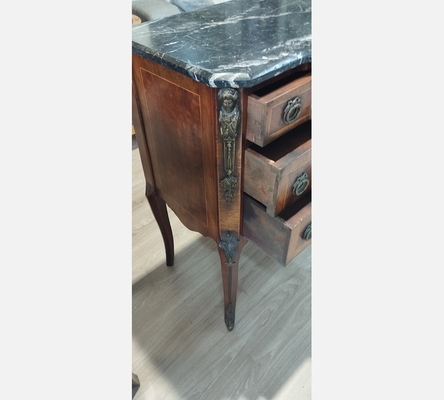 Belle commode de style transition, 3 tiroirs avec jolis ornements en bronze.